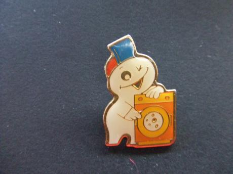 Spook aan het wassen, wasmachine geel